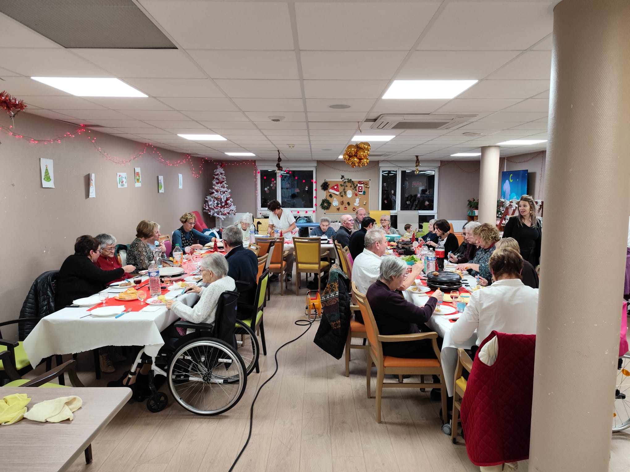 Raclette de Noël avec les résidents de l'unité protégée des Bégonias et leurs familles - 121224