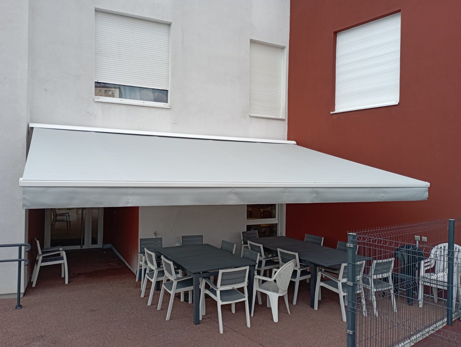 Installation d'un store banne dans le jardin de l'unité protégée de l'EHPAD les Bégonias - 10072023