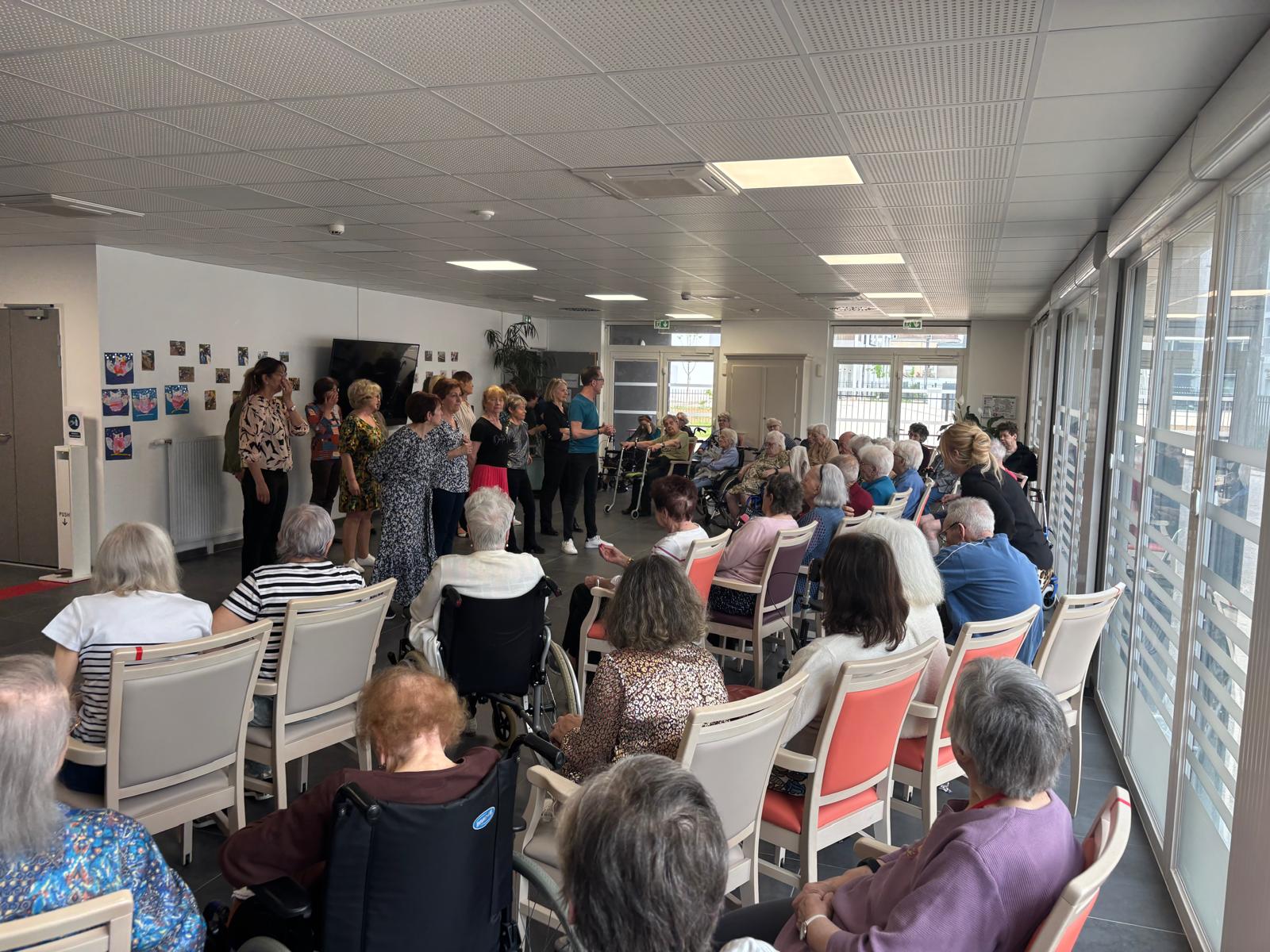 Une belle démonstration de danse a eu lieu en après-midi, mardi 22 avril, EHPAD Jardins Voltaire 