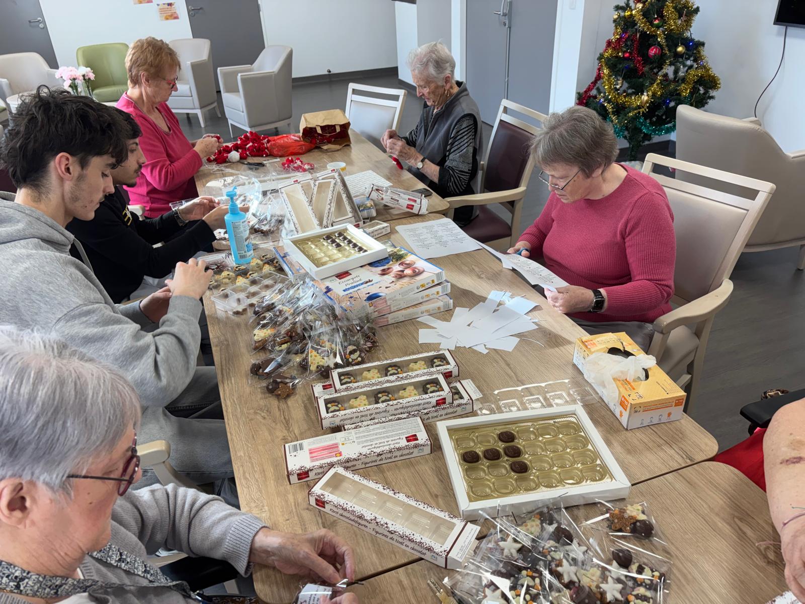 Réalsaition des cadeaux de Noël destinés aux résidents de l'EPCAPA offert par l'Association Sourires de Résidents décembre 2025