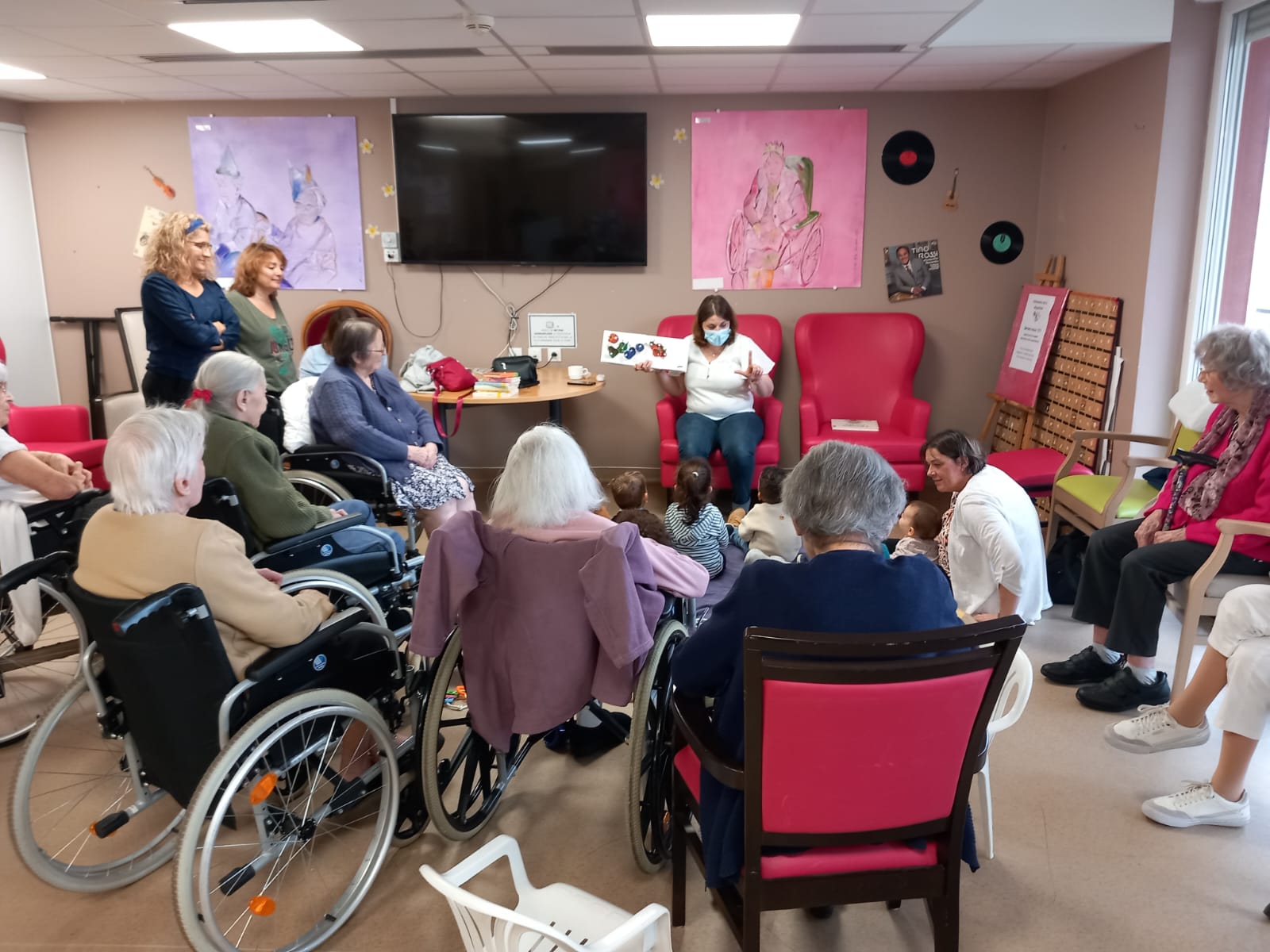 Rencontre intergénérationnelle avec la venue d'enfants en bas âge aux Bégonias - 261023