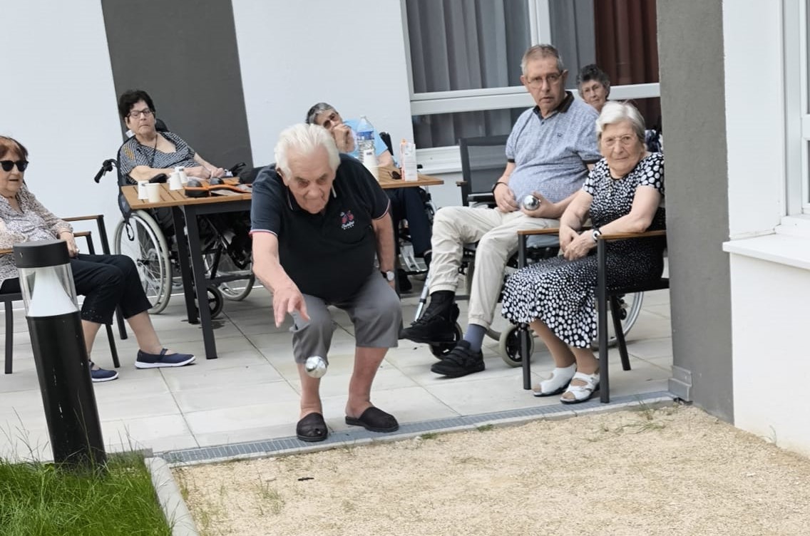 Parties de pétanque dans le patio des Jardins Voltaire - 280624
