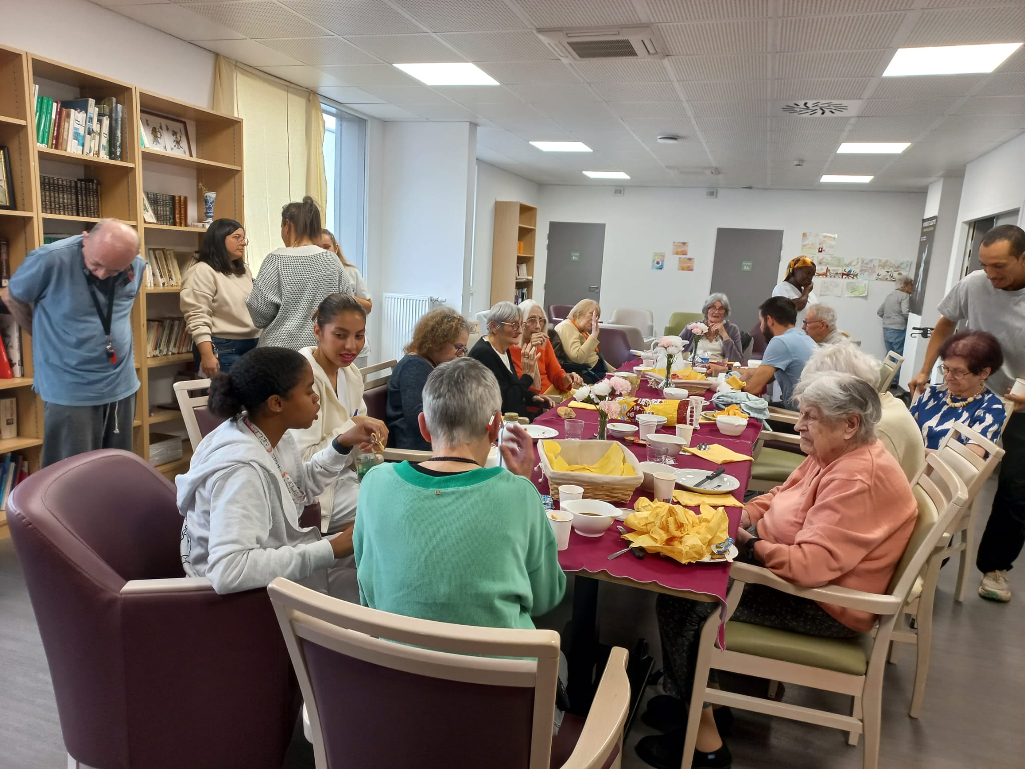 Petit déjeuner gourmand partagé avec les résidents des Bégonias et des Jardins Voltaire octobre 2025