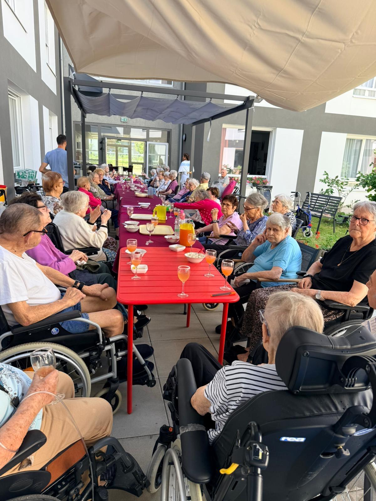Apéro dans le patio aux Jardins Voltaire 28052026