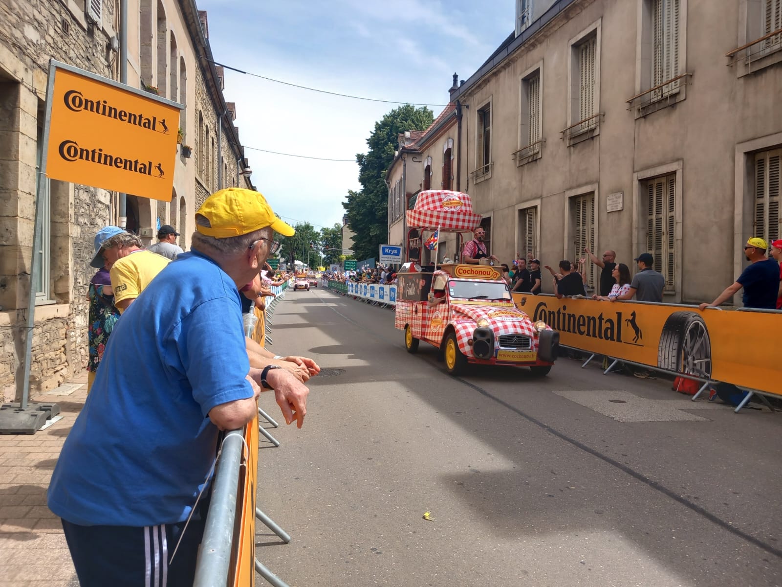 Direction le Tour de France à Nuits-Saint-Georges pour M. VIENNET, résident des Bégonias - 020724
