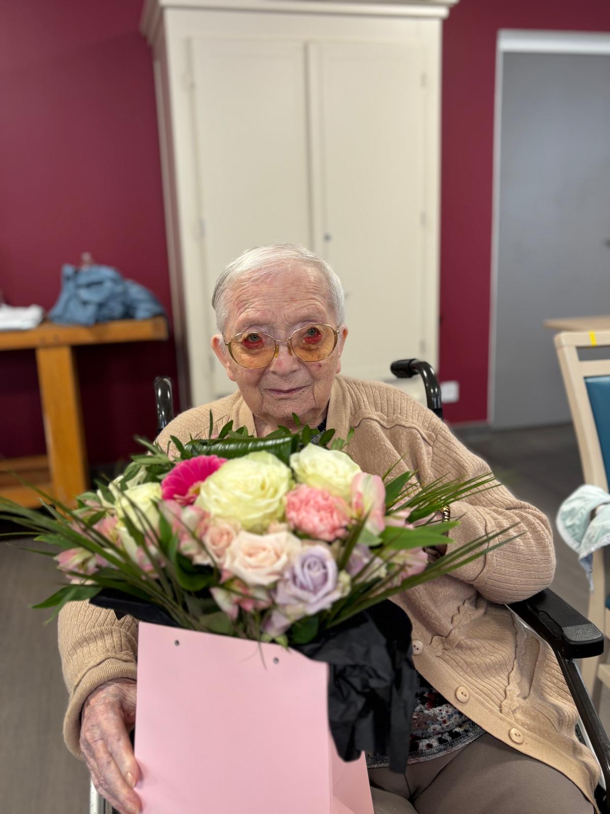 100 ans de Mme DUGAT, résidente des Jardins Voltaire - 080125