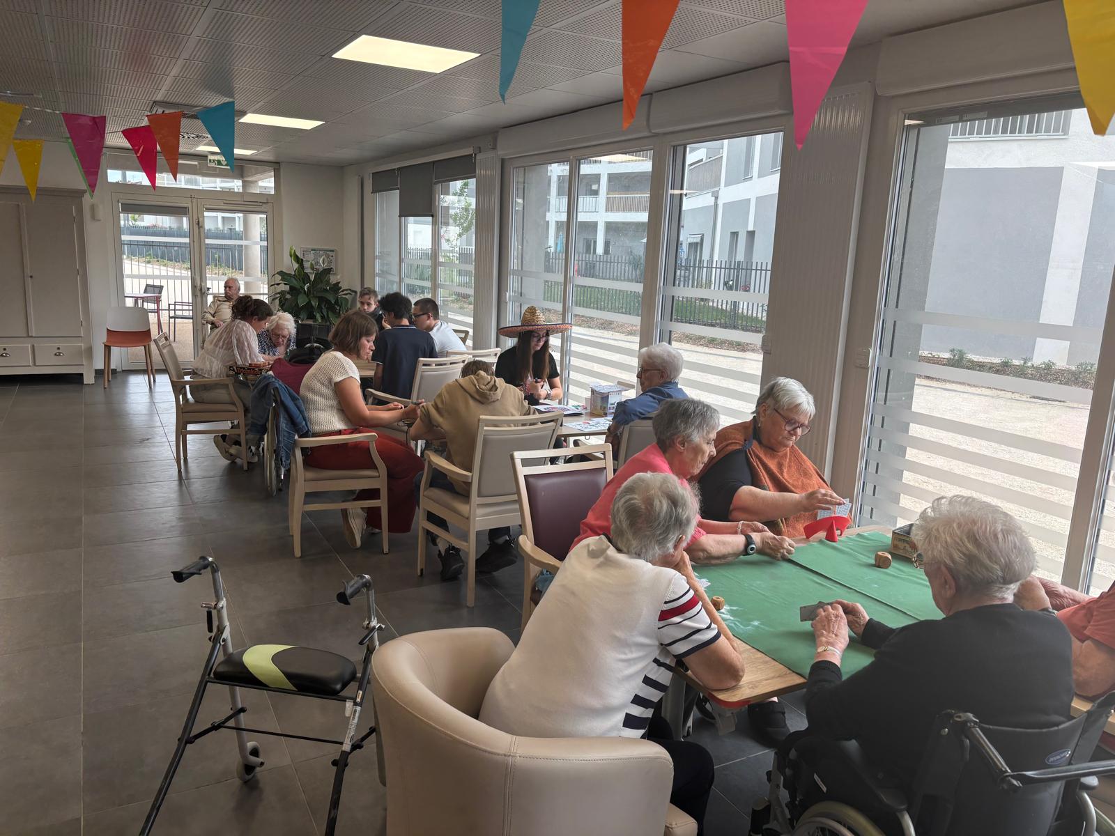 Jeux de société intergénérationnels lundi 2 juin 2025 EHPAD Les Jardins Voltaire