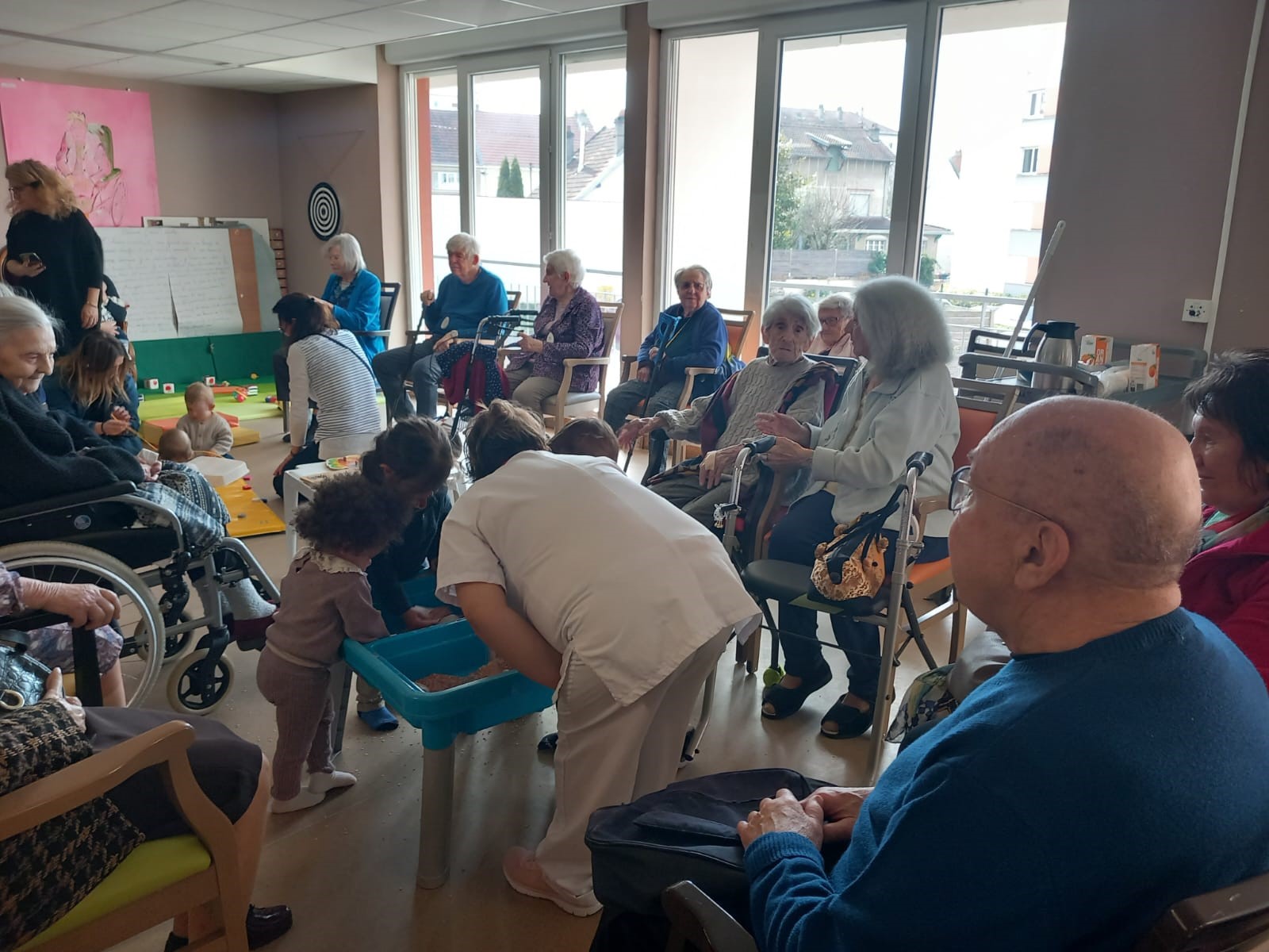 Des enfants en bas âge (0 à 3 ans) à la rencontre des résidents des Bégonias - 220324