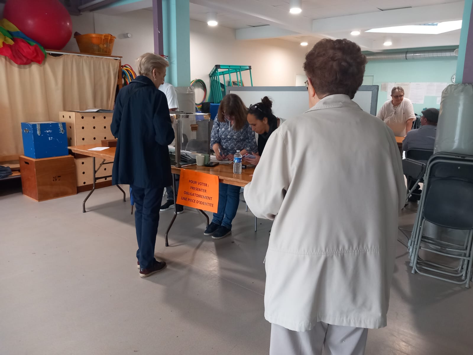 Direction le bureau de vote pour des résidents / élections législatives - 300624 et 070724