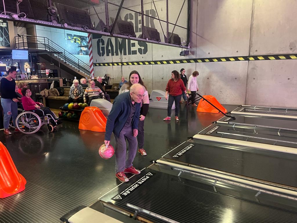 Direction le bowling pour un groupe de résidents  - 211123