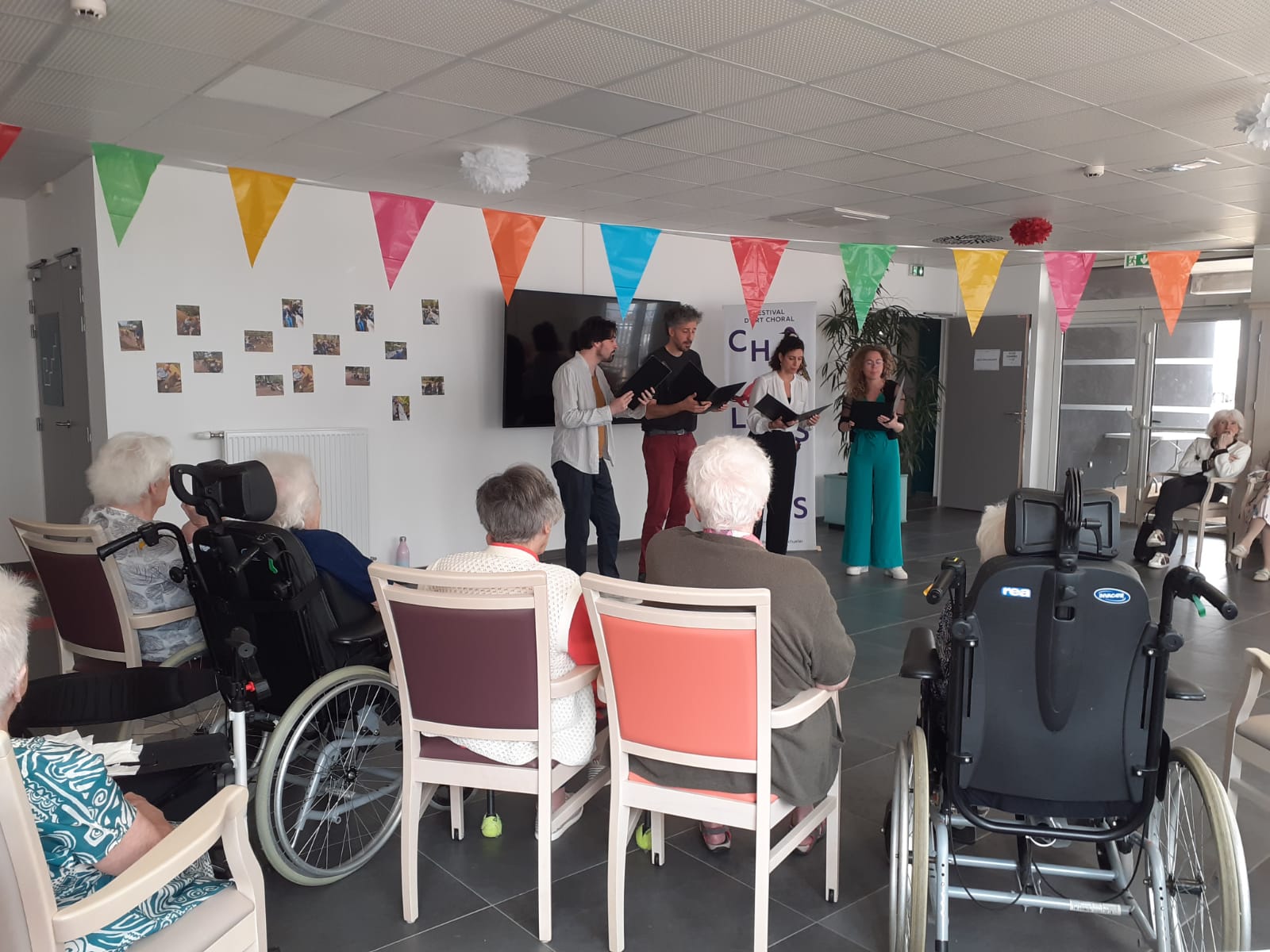 Les Métaboles (groupe de chanteurs professionnels) ont offert un mini-concert aux résidents des Jardins Voltaire - 300624