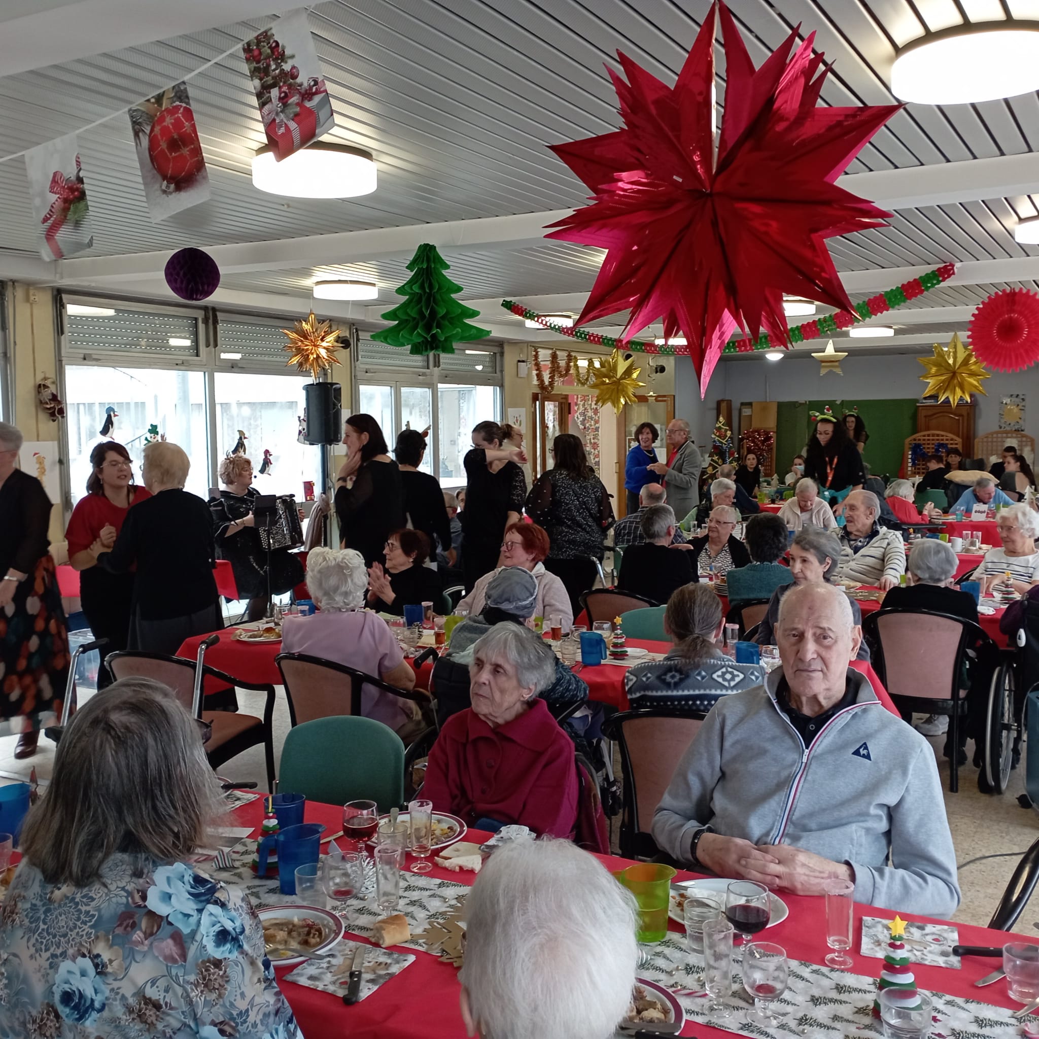 Repas de Noël au Port du Canal, à l'unité protégée des Bégonias et aux Marguerites - 19, 20 et 221223