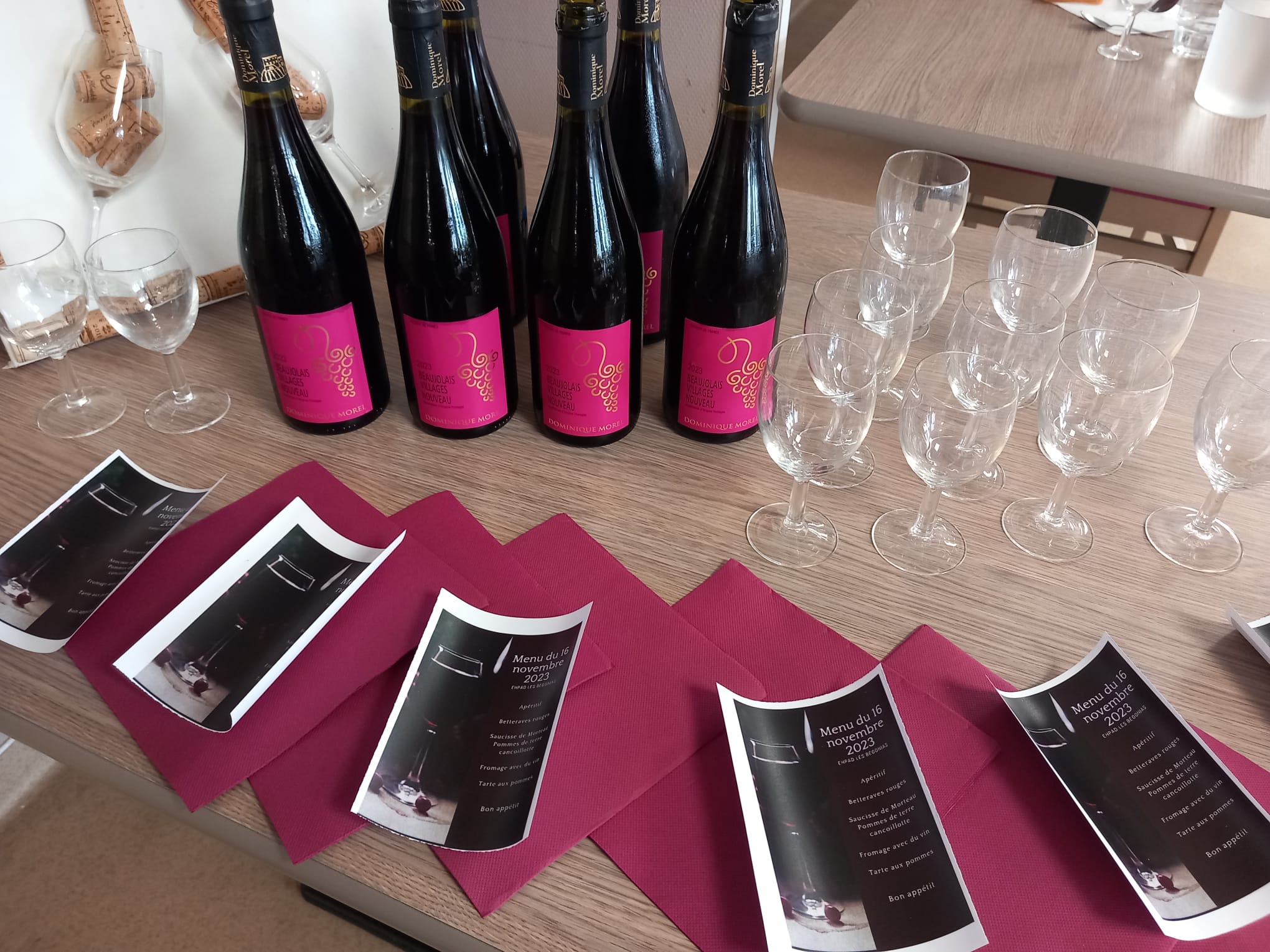 Les résidents ont fêté l'arrivée du Beaujolais nouveau -161123