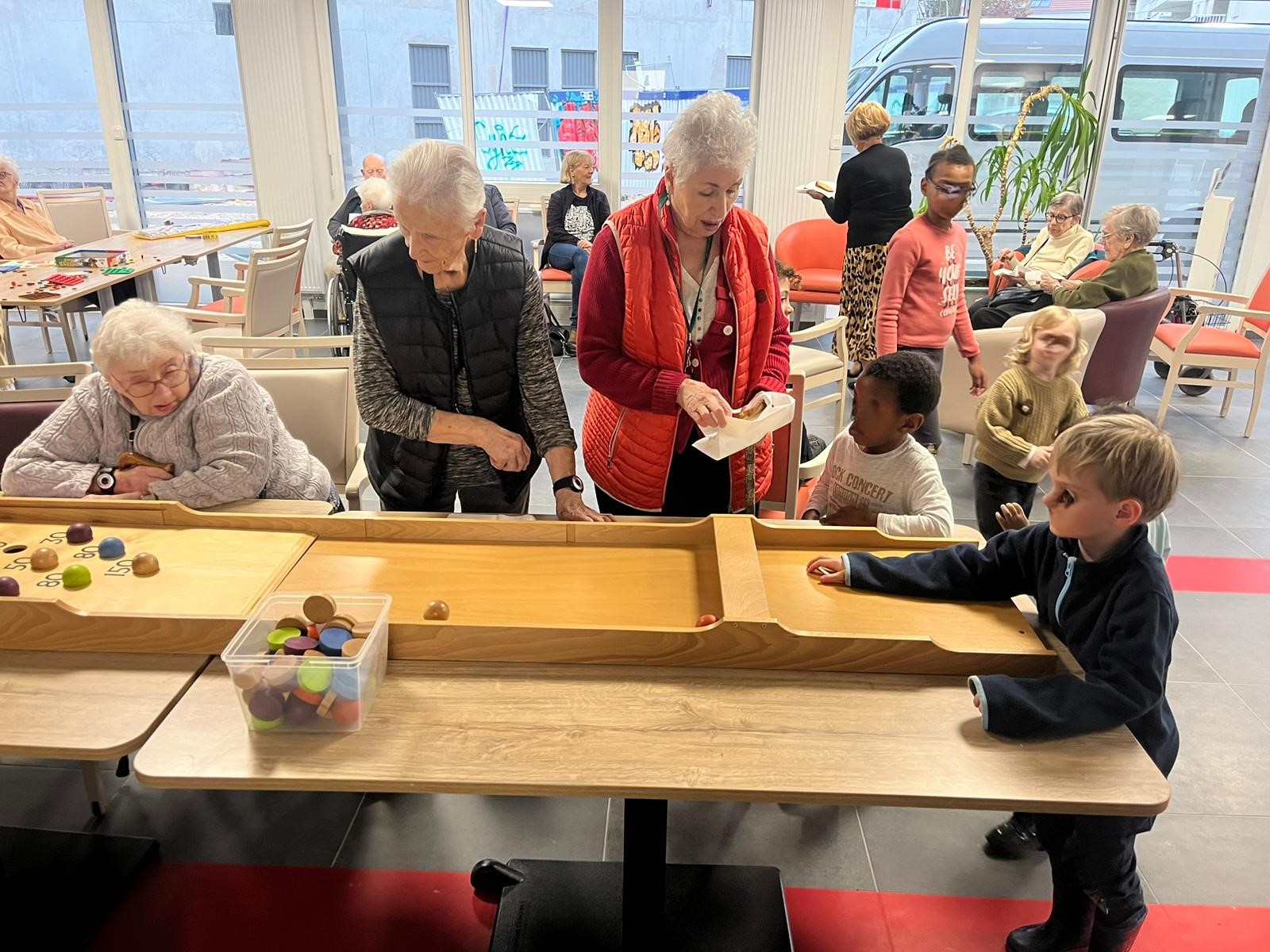 Préparation de gâteaux et rencontre avec des enfants du périscolaire aux Jardins Voltaire - 250324
