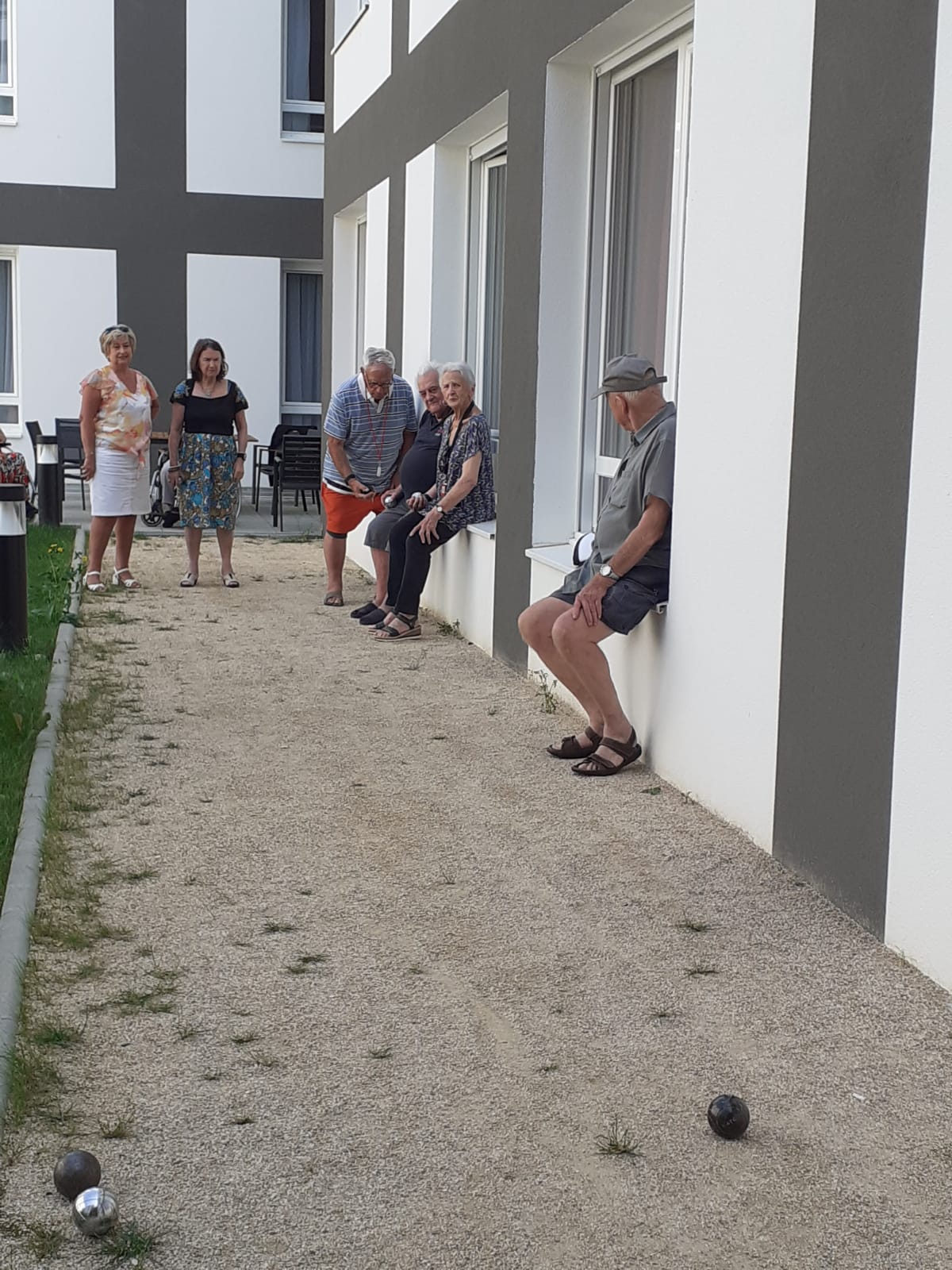Partie de pétanque dans le patio des Jardins Voltaires - 230824