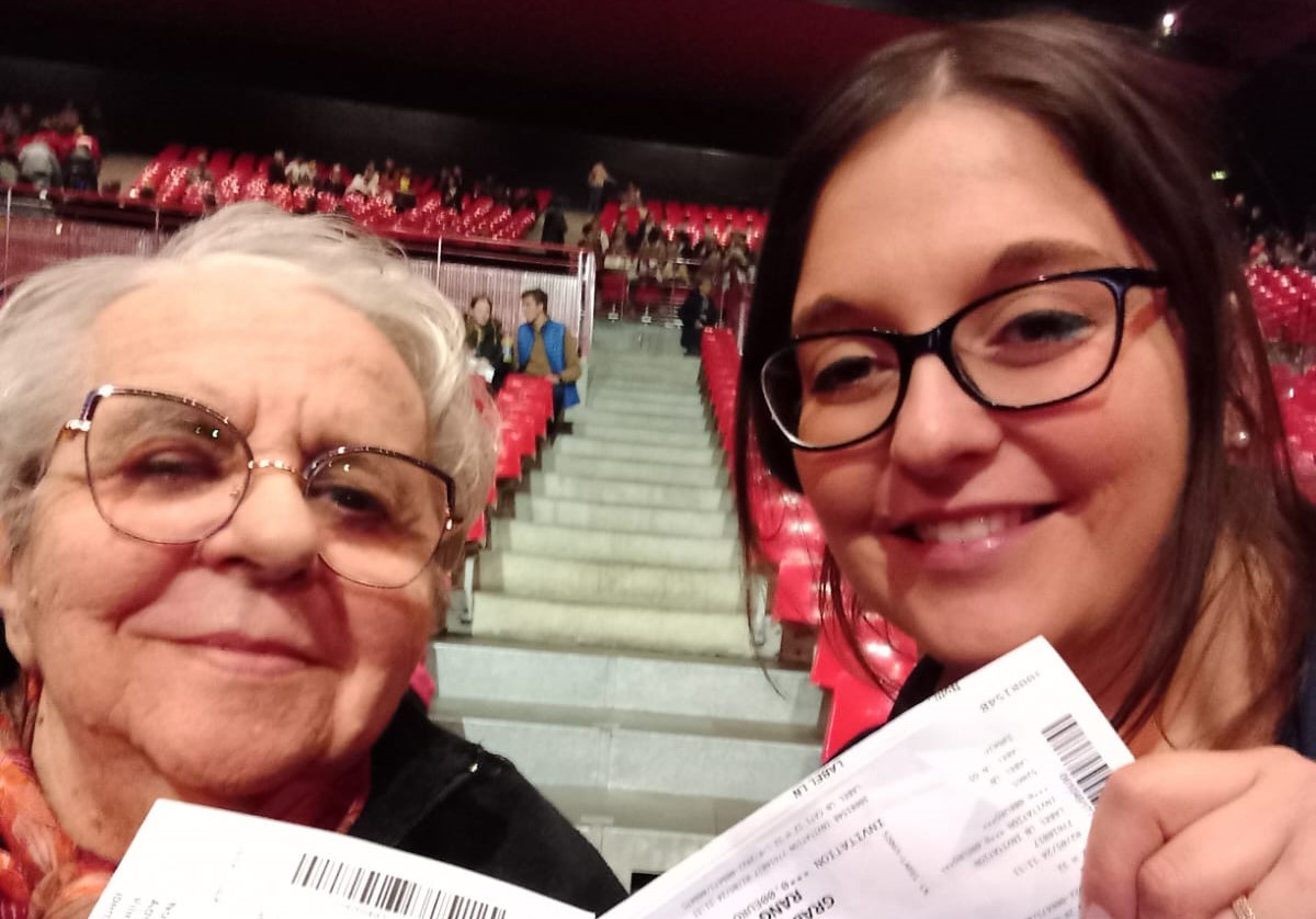 Spectacle Bernadette de Lourdes au Zénith pour Mme TRUCHOT accompagnée par Florence, animatrice des Bégonias - 040524