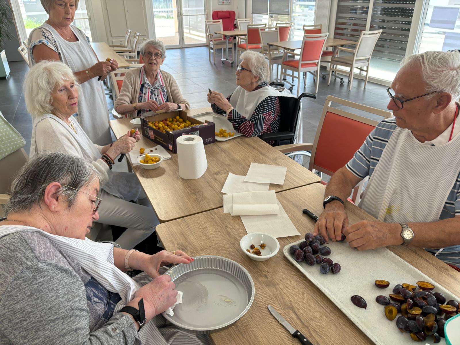 Préparation de tartes avec les résidents aux Jardins Voltaire - 230824